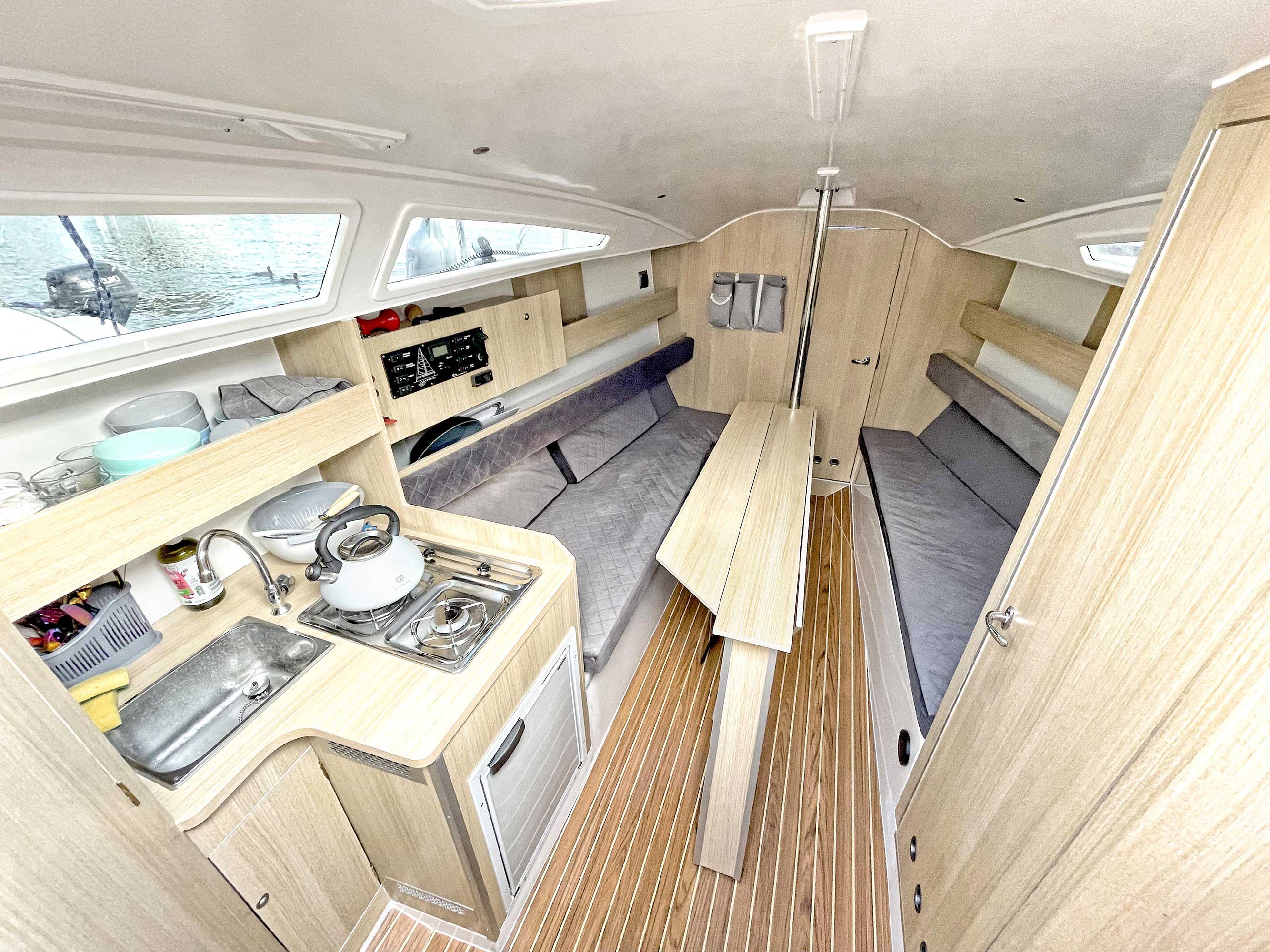 Altra 27 wnętrze czarter jachtów mazury