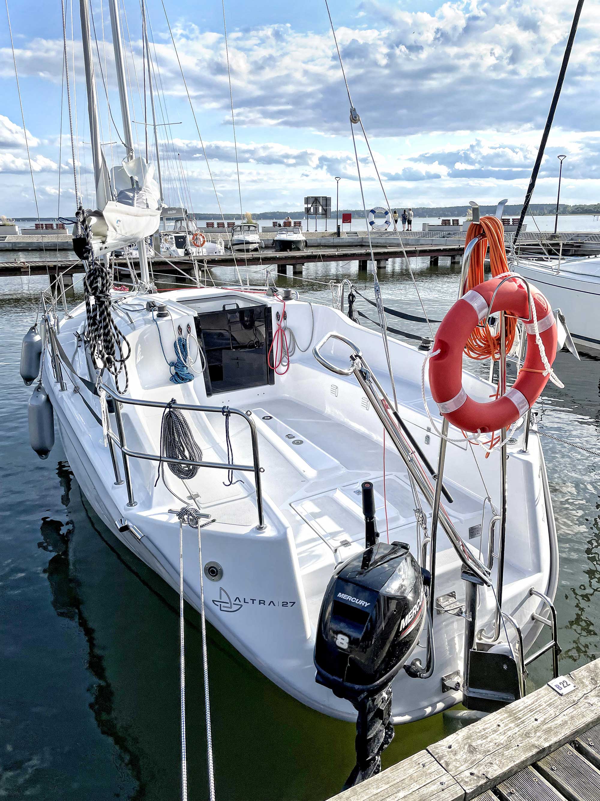 Altra 27 kokpit czarter jachtów mazury